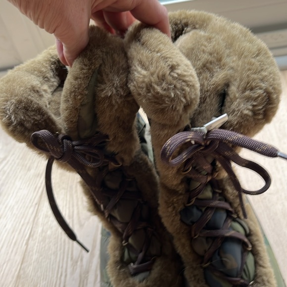 💕🎉 HOST PICK 🎉💕 EUC North Face down filled nylon top boots - Picture 5 of 13